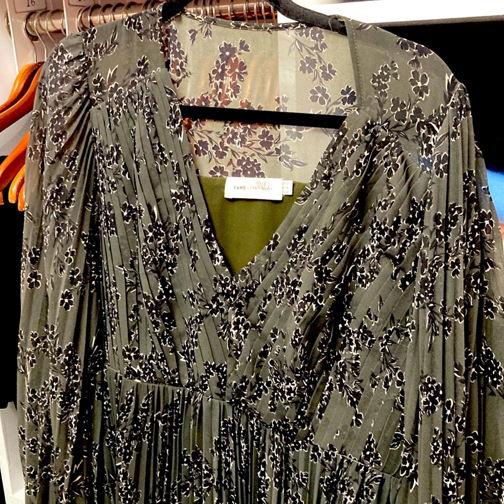 Fame Partners 12 Dark Green and Black Print Pleated Dress
